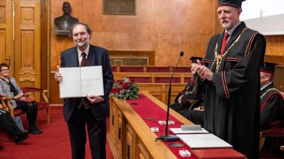 Rektor Majdič predaja listino novemu zaslužnemu profesorju Borisu A. Novaku (foto: Bor Slana/STA).