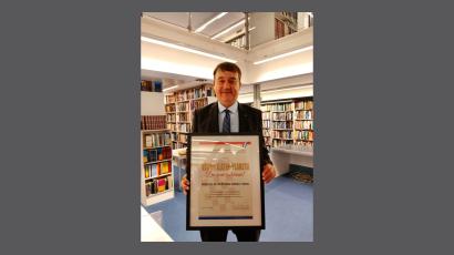 Izr. prof. dr. Boštjan Turk s prejetim priznanjem.