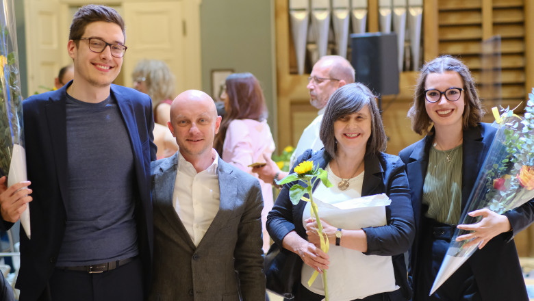 Jonathan S. Rebetz (organizator koncerta), izr. prof. dr. Sašo Jerše (prodekan za doktorski študij in znanstvenoraziskovalno delo), prof. dr. Mojca Schlamberger Brezar (dekanja Filozofske fakultete), Anika Logar (idejna vodja in organizatorka koncerta)