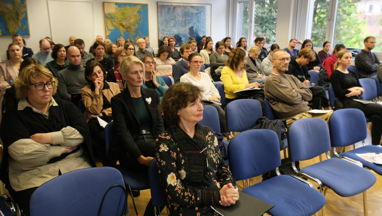 Veliko število obiskovalcev je poskrbelo za živahno razpravo (foto: Sara Mikolič).