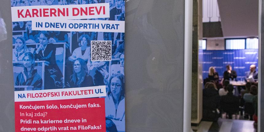 Plakat, ki vabi na Karierne dneve in dneve odprtih vrat. V ozadju pogovor z alumni Filozofske fakultete. (foto: Jelena Milohanić)